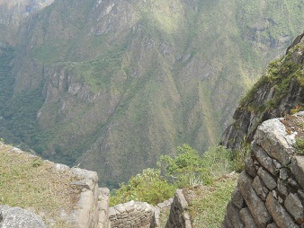 Unregelmässige Treppe zum Gipfel Huaynapicchu, Aussichten ins Urubambatal 02