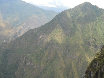 Unregelmässige Treppe zum Gipfel Huaynapicchu, Aussichten ins Urubambatal 03