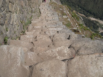 Abstieg von Huaynapicchu: Steile,
                    unregelmässige Treppe, Nahaufnahme 2