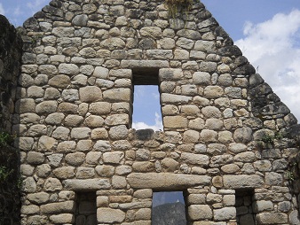 Das Haus, die erste Giebelmauer mit
                            Türöffnung, Nischen und Fenster
