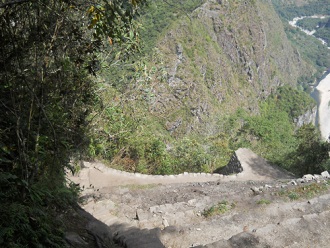 Abstieg von Huaynapicchu,
                            unregelmässige, lange Treppe für kleine
                            Füsse - da fehlt ein Sicherungsseil 04 mit
                            Aussicht