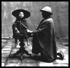 Cusco, padre con hijo en una silla 1950