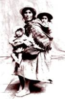 Mutter in der Sierra mit einem
                  Kind vorne und einem Kind hinten