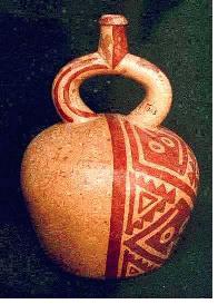 Dreiecke und
                          Sgezahn-Zickzacklinien auf einer
                          Nasca-Keramik