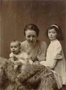 Mara Reiche apr. en
                        1910 con apr. 7 aos (derecha) con la madre
                        (mitad) y con la hermana Renate (izquierda)