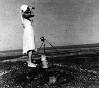 First Maria Reiche
                        measured the lines in the desert plain, with
                        camera, measuring band, sextant and compass.
