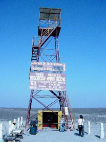 The viewing tower in the Nasca plain was
                          financed by a team of Maria Reiche and
                          constructed in 1976. The shield of the tower
                          indicates that there should not be more than
                          10 persons on the tower.