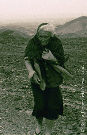 Maria Reiche in the
                        desert plain in winter clothes, in the 1980s
                        about