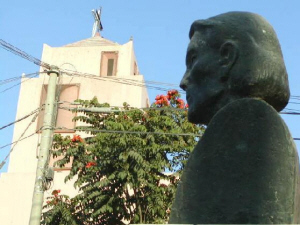 Und
                          an der Maria-Reiche-Allee wurde auch bald eine
                          Statue aufgestellt. Im Hintergrund ein
                          Kirchturm der Kirche von Nasca an der Plaza
                          Mayor (Plaza de Armas)