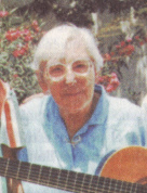 Renate
                        Reiche-Grosse, Portrait mit Gitarre