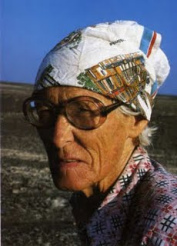 Mara Reiche en los ltimos aos
                1980s apr., retrato con tela de color