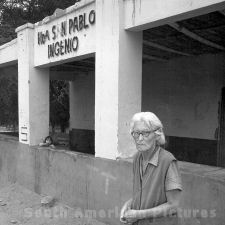 Maria Reiche 1977 vor der Gartenmauer
                          ihres Huschens in San Pablo im Distrikt
                          Ingenio