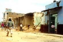 Erdbebenschaden in
                        Nasca 1996 (02): In dieser Strasse sind
                        hauptschlich die Hausfassaden eingebrochen. Die
                        Seitenmauern, die keine Tren und keine Fenster
                        haben, stehen noch