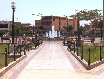 Wiederaufgebautes Nasca, der
                Hauptplatz (Waffenplatz, Plaza Mayor, Plaza de Armas),
                2008 ca.