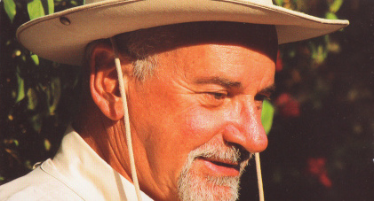 Dr. Giuseppe
              Orefici, perfil con sombrero