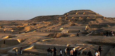 Nasca-Cahuachi, die
                        grosse Pyramide mit den Pilgerpltzen