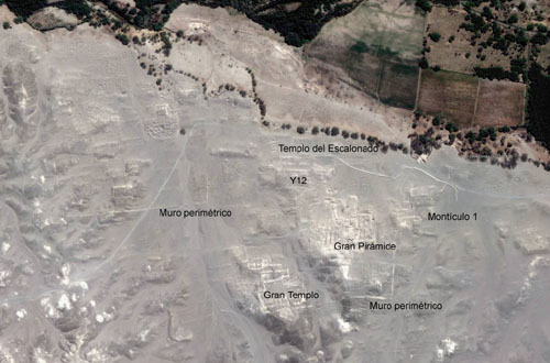 Die Grosse Pyramide
                        ("Gran Pirmide") auf dem
                        Satellitenfoto mit dem fruchtbaren Tal des
                        Nasca-Flusses (Google Earth)