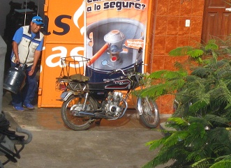 Tienda
                          "M�s Gas" en Vista Hermosa en feo
                          Trujillo, conductor llevando nuevos balones de
                          gas