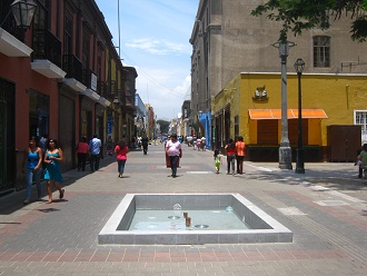 Zentrum von Trujillo mit Fussgängerzone mit
                        beleuchteten Brunnen