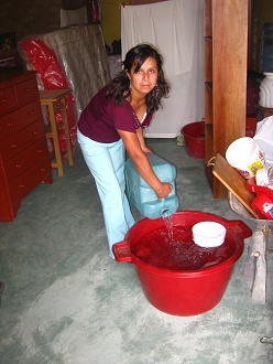 El agua es echado a la tina grande de agua