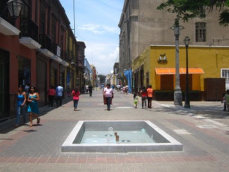 Centro de Trujillo
con zona peatonal con fontana iluminadas Centro de Trujillo con zona peatonal con
fontana iluminadas