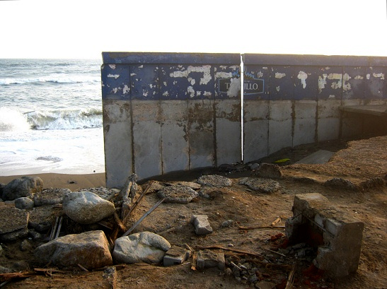 Malecón, muro partido con el logotipo de
                          "Trujillo" partido