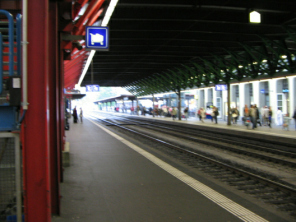 Der Bahnhofperron am Hauptbahnhof
                        Winterthur (01)