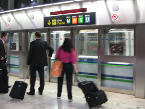 Flughafen Madrid, automatische S-Bahn-Tür
                        02, die S-Bahn ist da