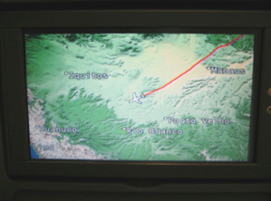 Bildschirmkarte mit der Flugroute über
                        Brasilien, Nahaufnahme