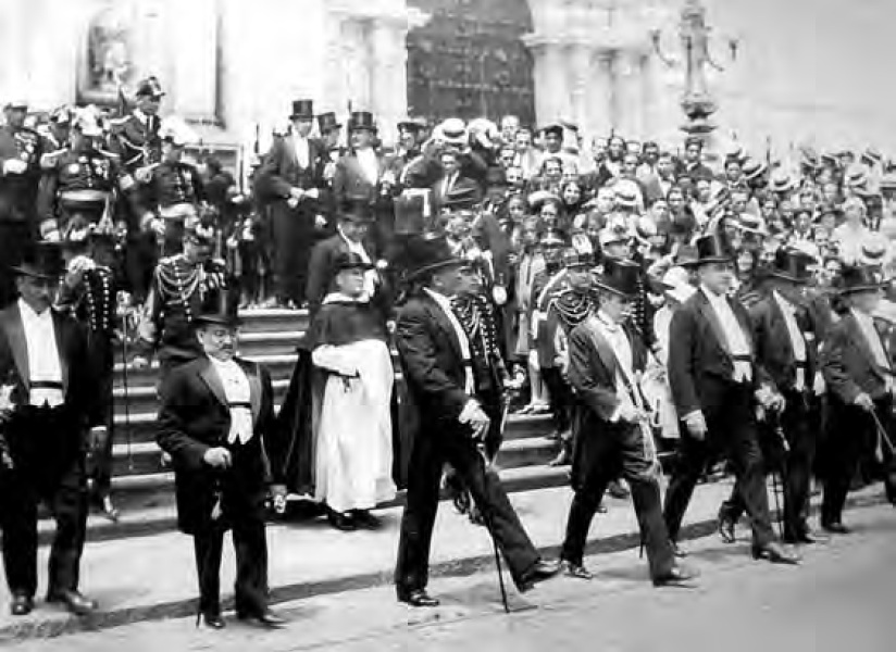 Fig. 10. Presidente
                    Augusto B. Legu�a con sus ministros en fraques