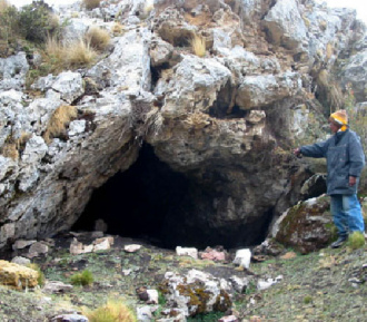 La
                        entrada a la cueva de Pachamachay