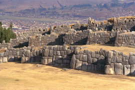 Sacsayhuamán, 3 km. de Cusco,
                                    muros de una ruina de una fortaleza
                                    incaica