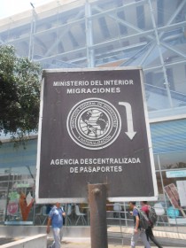 Feo óvalo Gutierrez en feo
                            Miraflores, la placa mínima indicando que
                            existe un Ministerio de Migraciones en el
                            sótano