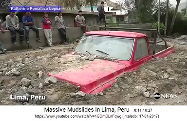 Carro en tierra en Lima después de un
                            huaico, enero 2017