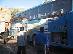 Busterminal Chankas, es wird Gep�ck eingeladen