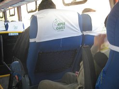 Innenraum des Busses von Chankas, die
                        Klappfensterreihe auf der anderen Seite