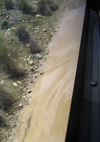 Der Feldweg, ein grosses Pf�tzenschlagloch
                        (01)