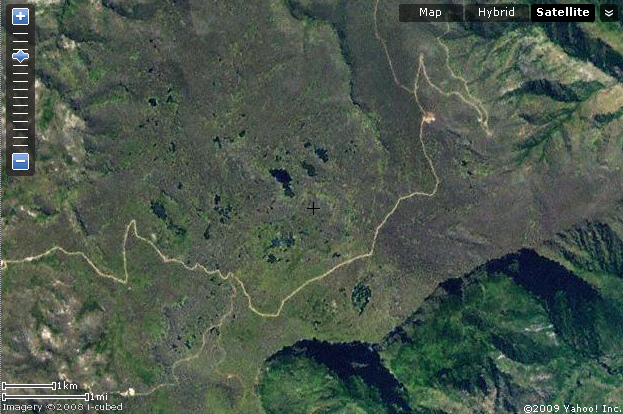 Karte mit dem
                        Satellitenfoto des Anden-Hochplateaus "Abra
                        Huamina" zwischen Ayacucho (links) und
                        Ocros (rechts) auf 4300 m oder 4400 m �.M. mit
                        der "Seenplatte", maps.yahoo.com