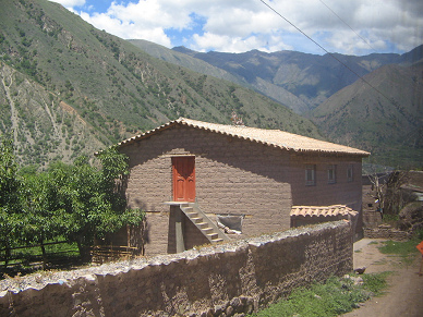 Ninabamba, Lehmziegelhaus