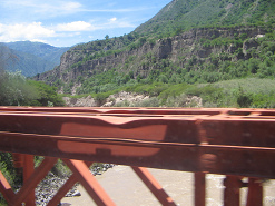 Wir fuhren über die Pampas-Brücke des Pampas-Flusses
            (Rio Pampas), 13:24 Uhr