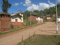Challhuani, imagen de la calle con iglesia,
                        15:39 horas