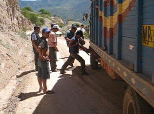 Cami�n con aver�a de
                        conducci�n y fuerza por un palo y por zapatazos
                        contra la rueda