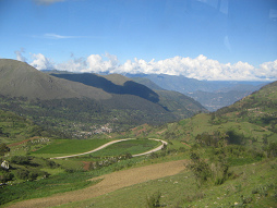 Sicht ins Tal auf eine Serpentine in Richtung Talavera
            und weiter unten ein Dorf