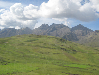 Felder und Weiden �ber der
                                        Baumgrenze zwischen Uripa und
                                        Talavera / Andahuaylas in Peru,
                                        Panorama der Grasberge und
                                        Wolken zum "Greifen
                                        nah"