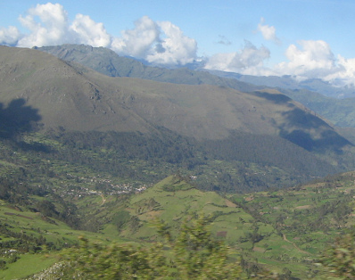 Andenketten und Sicht auf
                                      Dorf, Nahaufnahme