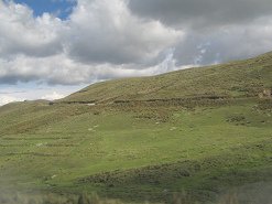 Grasberge und
                                        Strassenverlauf