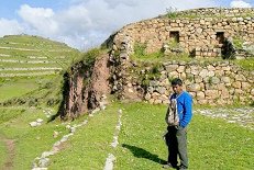 Chankas-Ruine von Sondor, im
                                  Hintergrund eine Pyramide [68]