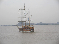 Piratenschiff (hier ein
                                        Nachbau in Guayaquil); Piraten
                                        stammten aus den unteren
                                        Schichten und waren sich
                                        Kartoffeln gewöhnt, und lebten
                                        deswegen gesünder als die
                                        Adligen auf den Adelsschiffen,
                                        die die Kartoffel verweigerten
