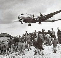Berlin-Blockade von
                                        1948, ein
                                        "Rosinenbomber" [59],
                                        und viele getrocknete Kartoffeln
                                        wurden eingeflogen