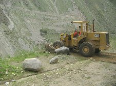 Excavadora al borde de la carretera
                        "Los Libertadores"
